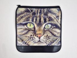 Angelico Kunsleder Taschenklappe mit Katzenkopfmotiv
