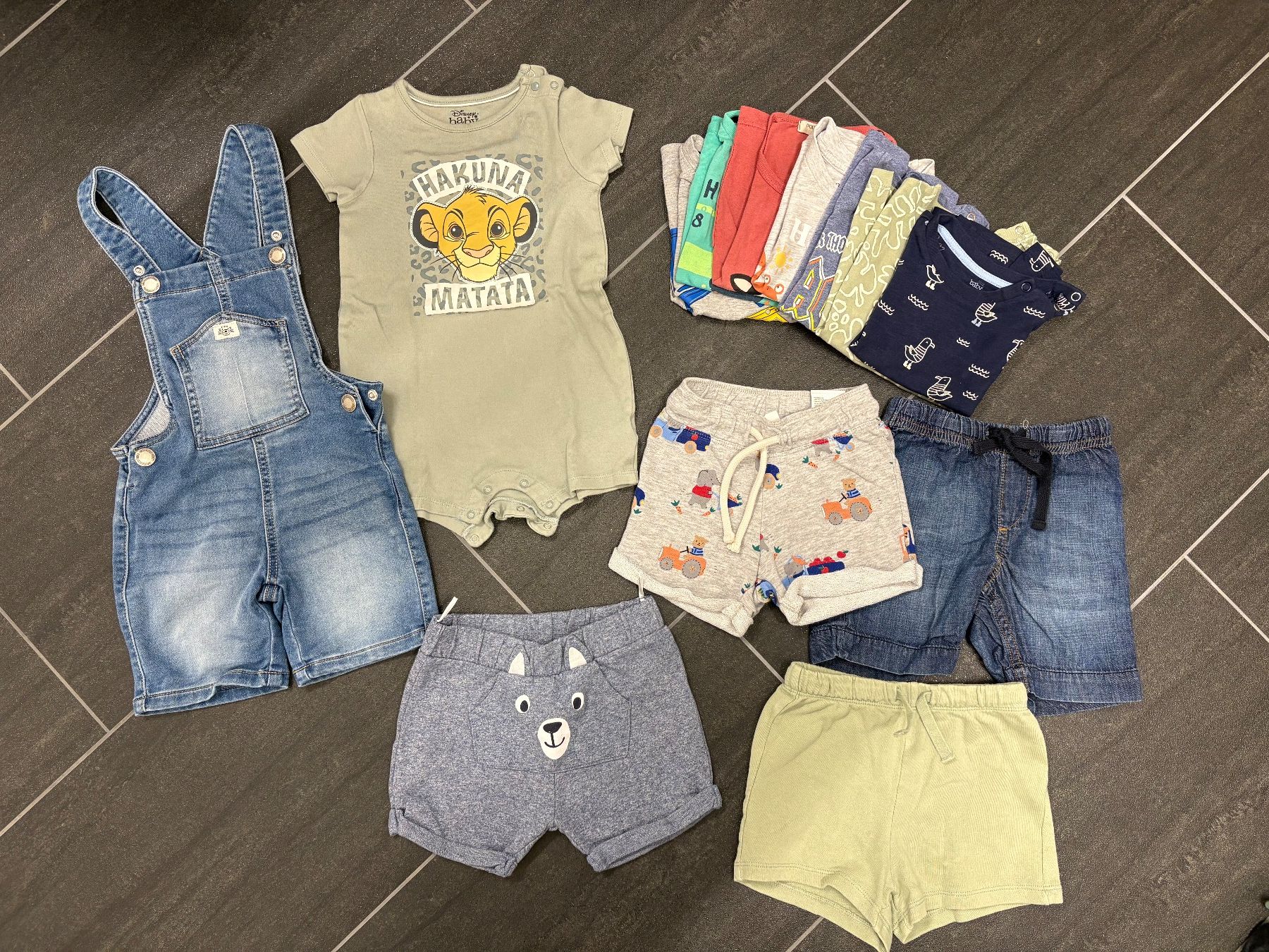 Lotti & Set di vestiti: Kleiderpaket Sommer Junge Grösse 86 – Usato da Gebenstorf venduto da Sandra01031