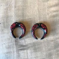 Dehnsicheln schwarz/rot aus Horn, 7mm