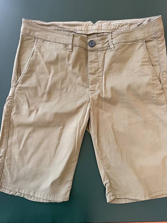 Pantaloni: Kurze beige Hosen Herren – Nuovo e nell'imballaggio originale da Luzern venduto da Sportstudentin
