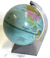 Kleiner Globus aus Metall von 1972 auf Plastikgestell