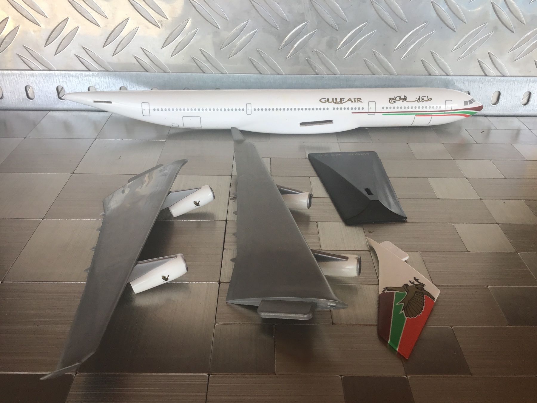 Kit di modellismo & Modellini statici: GULF AIR A340-300 – Usato da Männedorf venduto da Spezial-Modelle