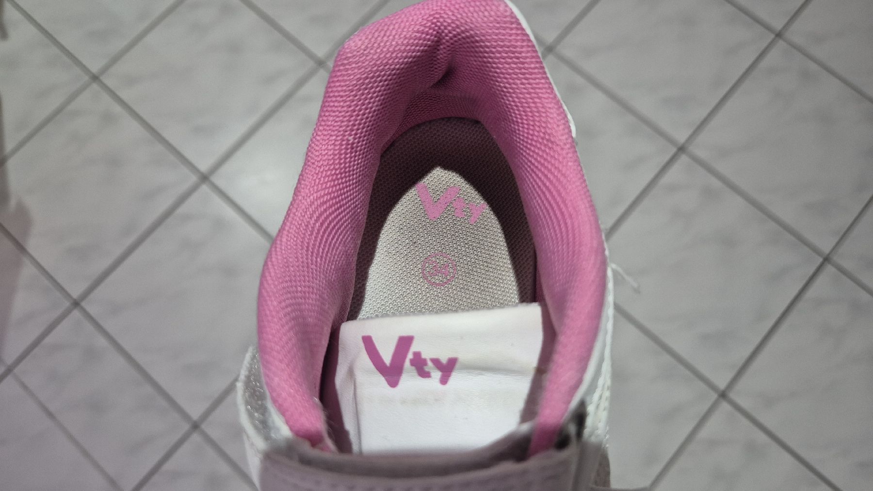 Scarpe per ragazze: Hallen-Turnschuh Grösse 34 – Usato da Rain venduto da Bienchen86 4