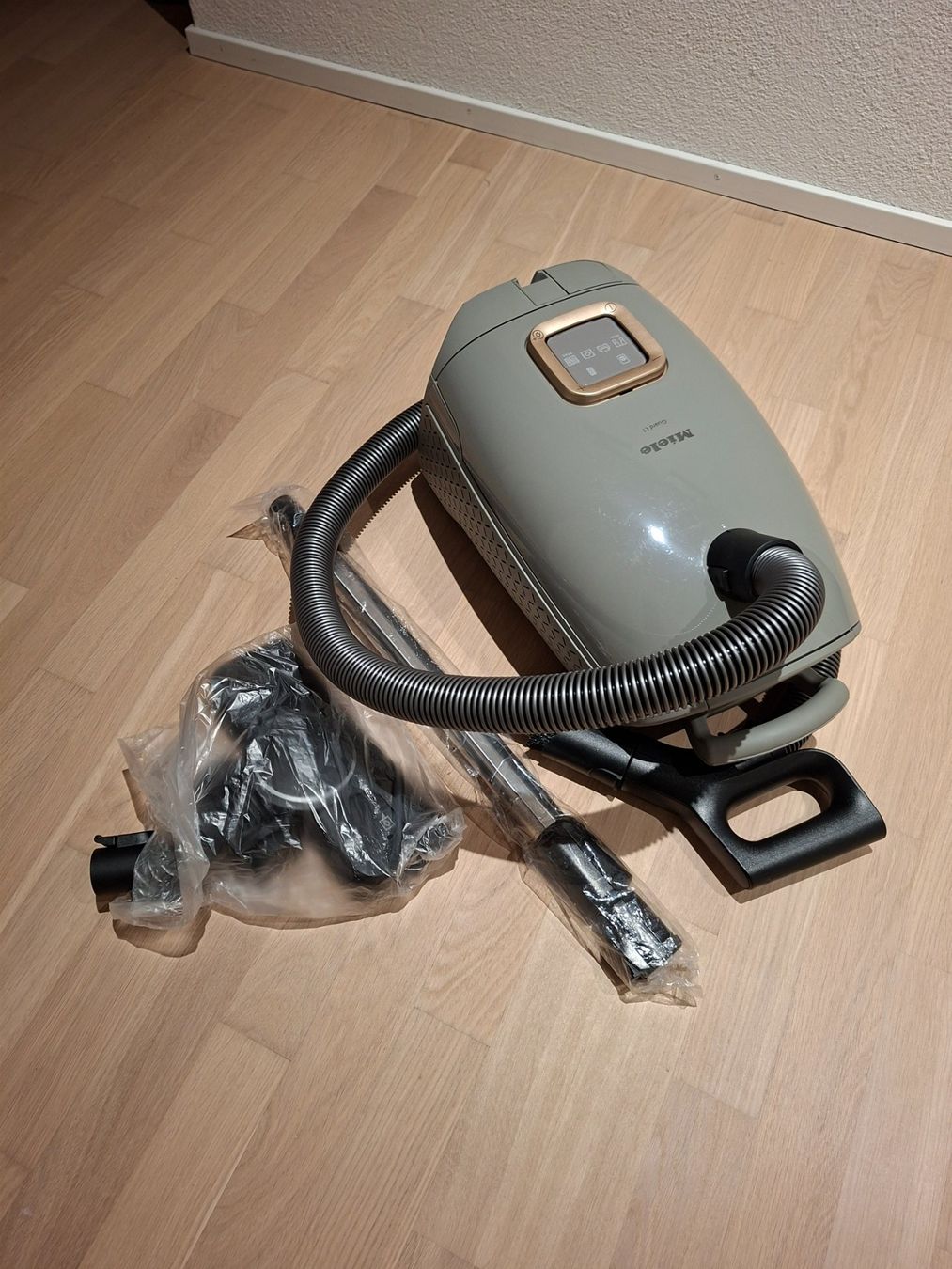 Miele Staubsauger & Zubehör: Staubsauger Miele Guard L1 – Neu und originalverpackt aus Büron von rog_k687