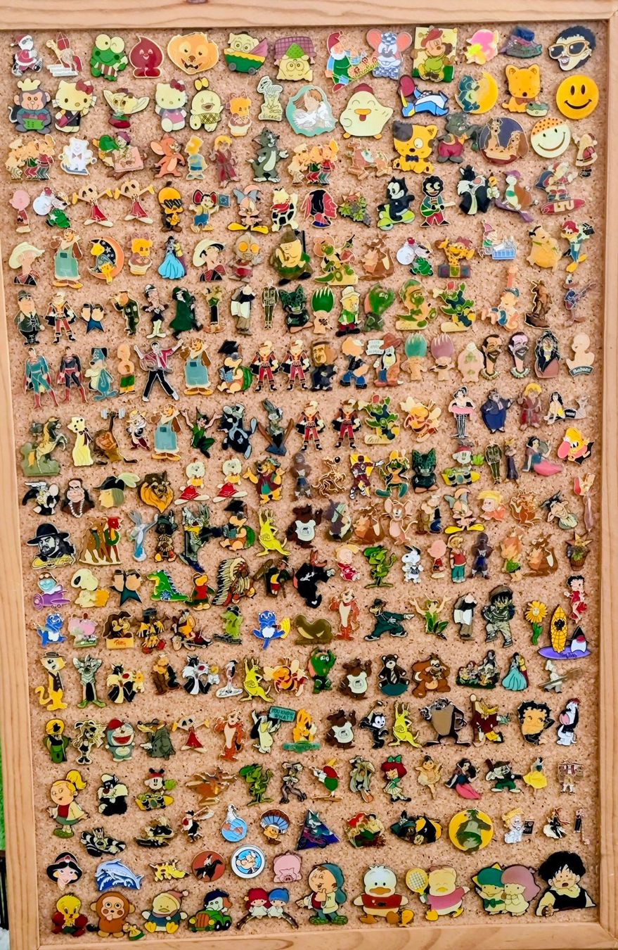 Placchette & Badge: über 250 Comics Pins mit Pinwand – Usato da Pfäffikon ZH venduto da Colacity