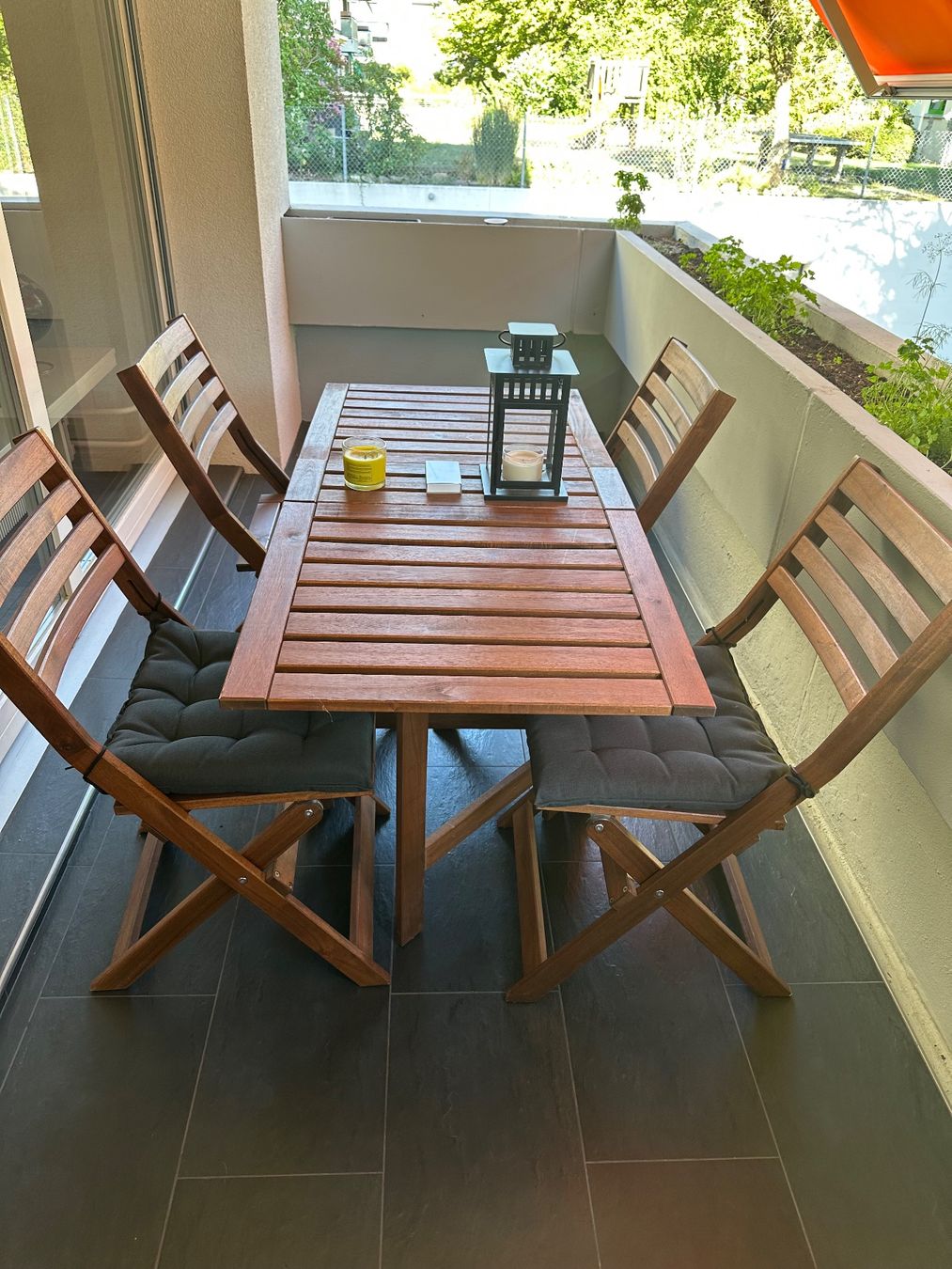 Set di tavolo e panche: Beautiful Outdoor Table + 4 chairs (foldable) – Usato da Dübendorf venduto da ket_cd6z