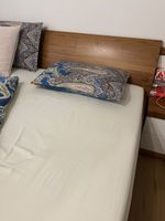 Bett und Kommoden