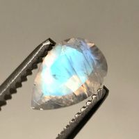 Regenbogen Mondstein, 1.2 Karat, weisser Labradorit