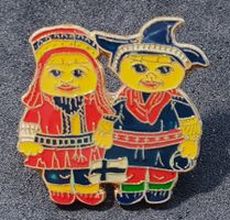 U675 - Pin Trachtenpärchen Finnland
