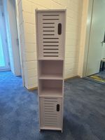 Schmaler Schrank weiss 4 Fächer 2 Tueren guter Zustand