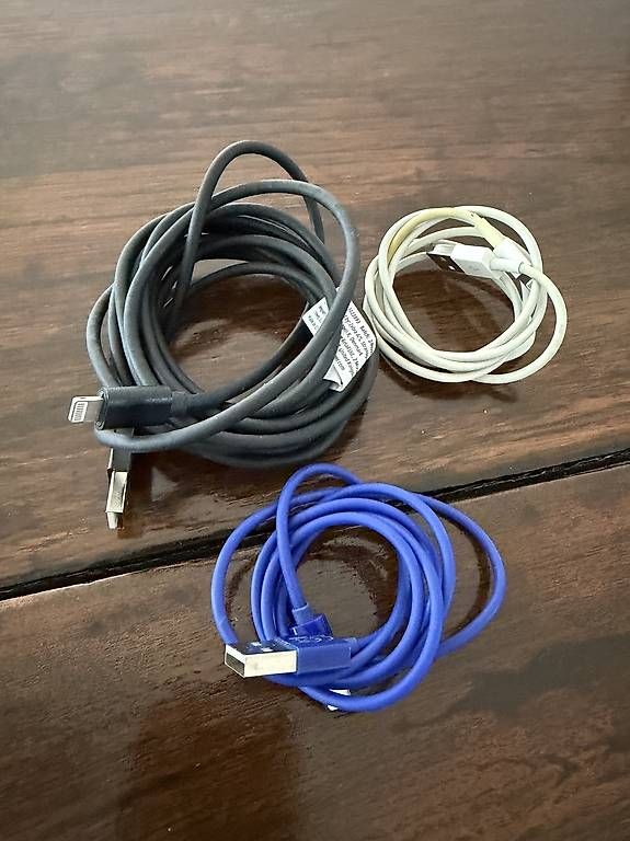 Câbles: Verschiedene Kabel, USB, Lightning, USB C und mini USB – D'occasion à Uster par vingapo 3