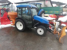 New Holland TCE50 mit Salzstreuer und Schneepflug