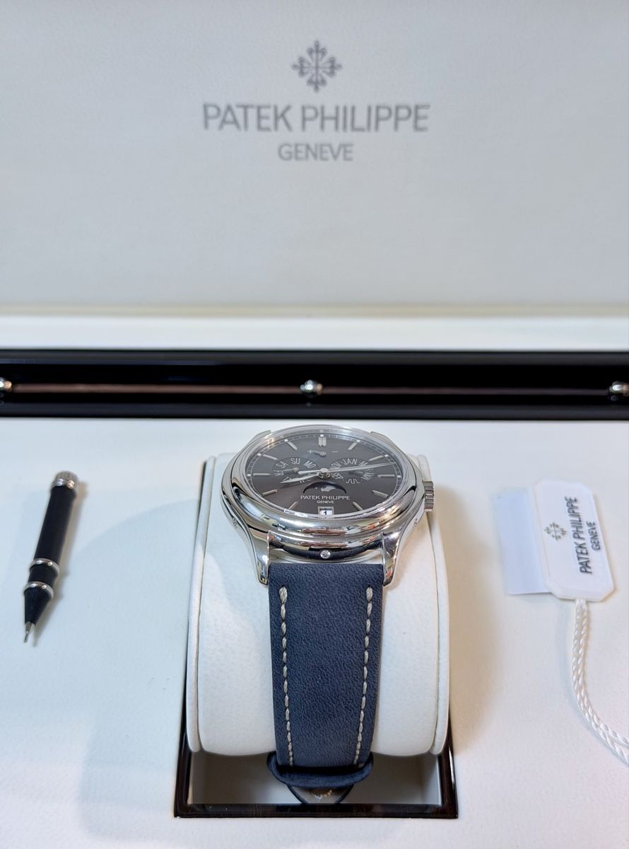 Patek Philippe Orologi: Patek Philippe Annual Calendar 5146P CH-Fullset – Usato da Zürich venduto da WATCHROOM 3