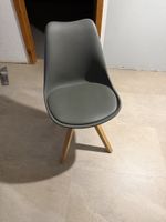 4 Esszimmerstühle Kunststoff grau Holzbeine guter Zustand