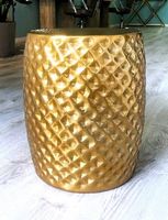 Table d'appoint cylindrique en metal dore avec relief