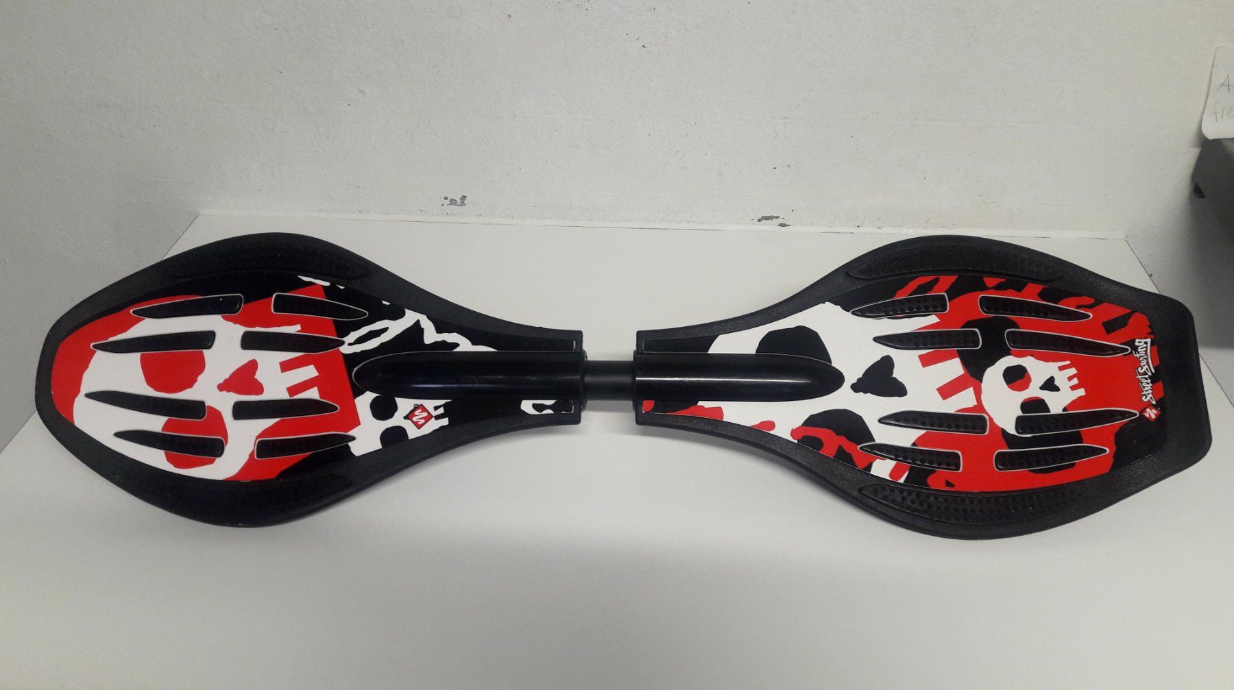Skateboards: Waveboard rot schwarz weiss mit Sculls – Usato da Zürich venduto da Mukumukus