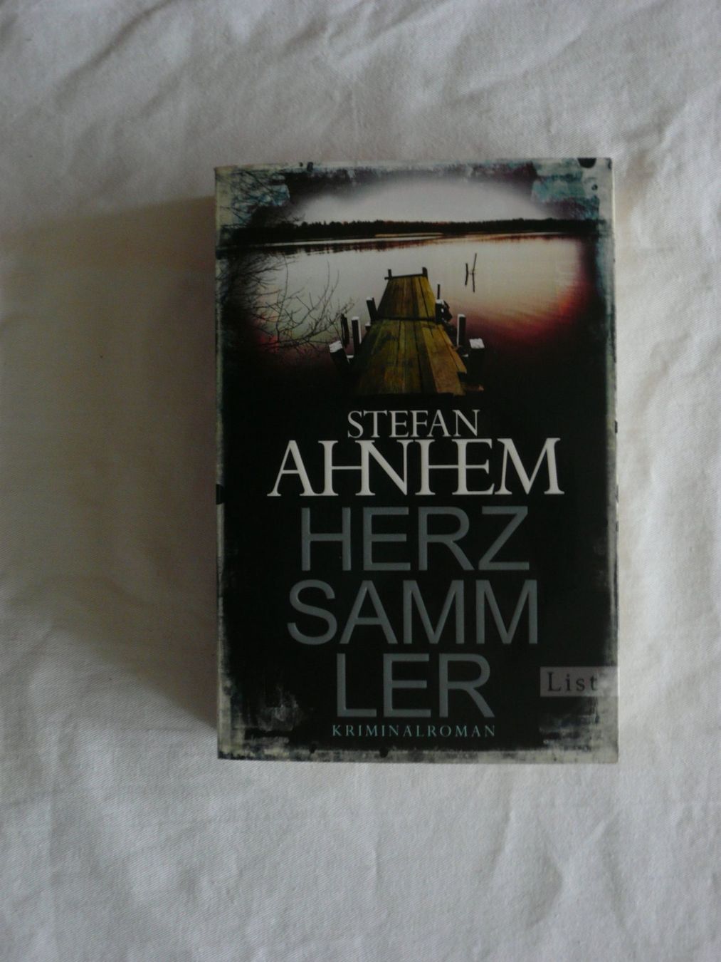Libri: Kriminalroman von Stefan Ahnhem – Nuovo (secondo la descrizione) da Rotkreuz venduto da Busa17 4