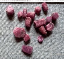 Rubin  aus Tanzania   echte Rohsteine    unbehandelt natur