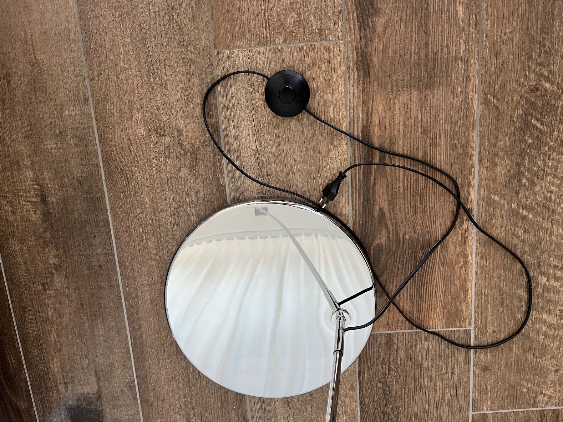 Lampade: Bogen-Stehlampe mit grossem Schirm – Usato da Wollerau venduto da Garten1957 2