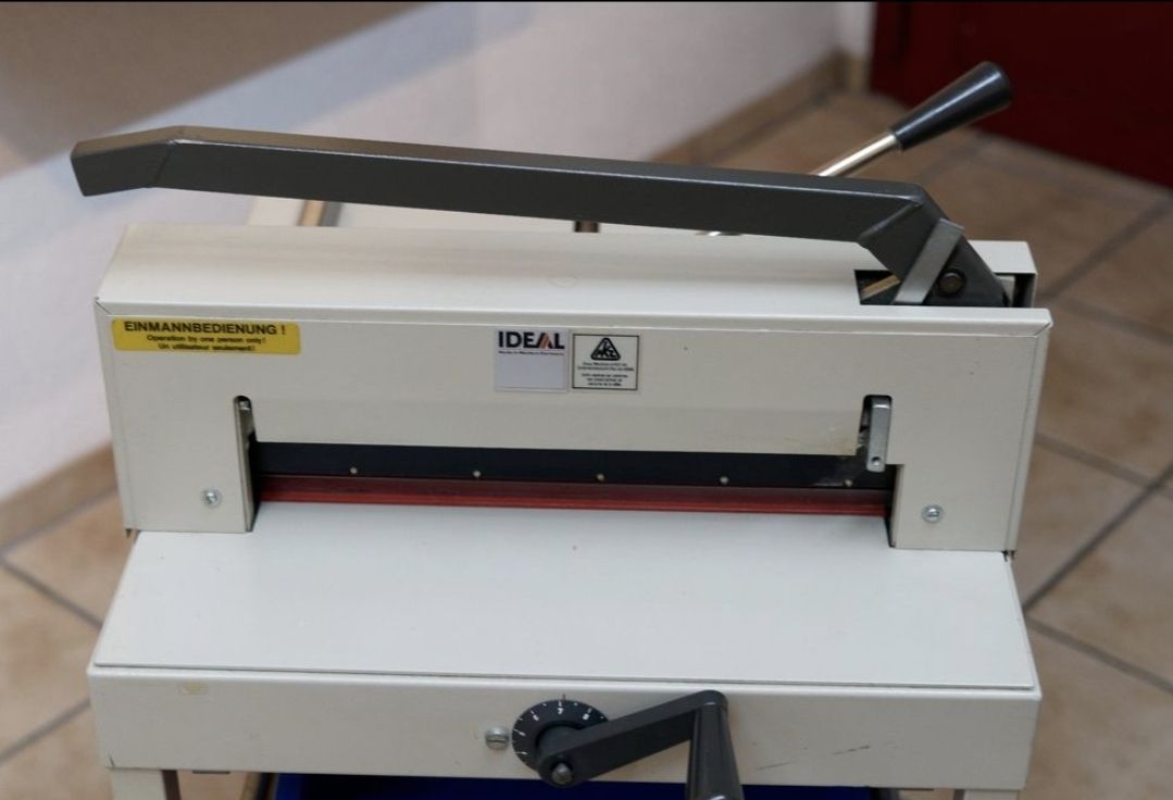 Alle Maschinen: IDEAL PAPIERSCHNEIDEMASCHINE  – Gebraucht aus Thalwil von  4