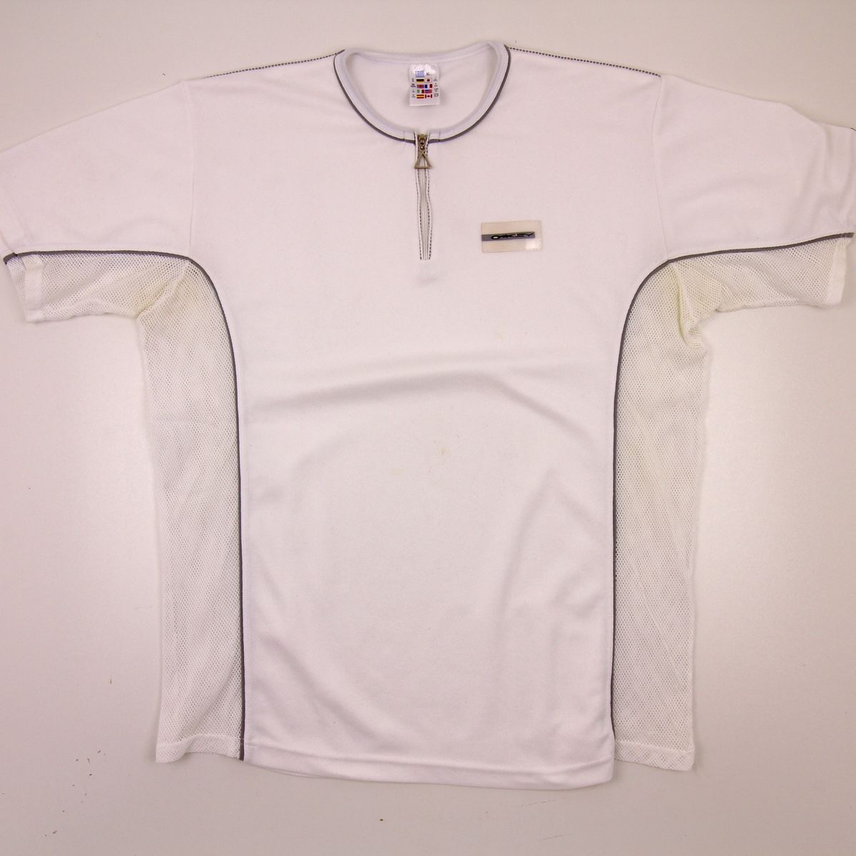 Oakley T-shirt: Y2K Oakley Mesh Shirt – Usato da Bern venduto da Padeeeh