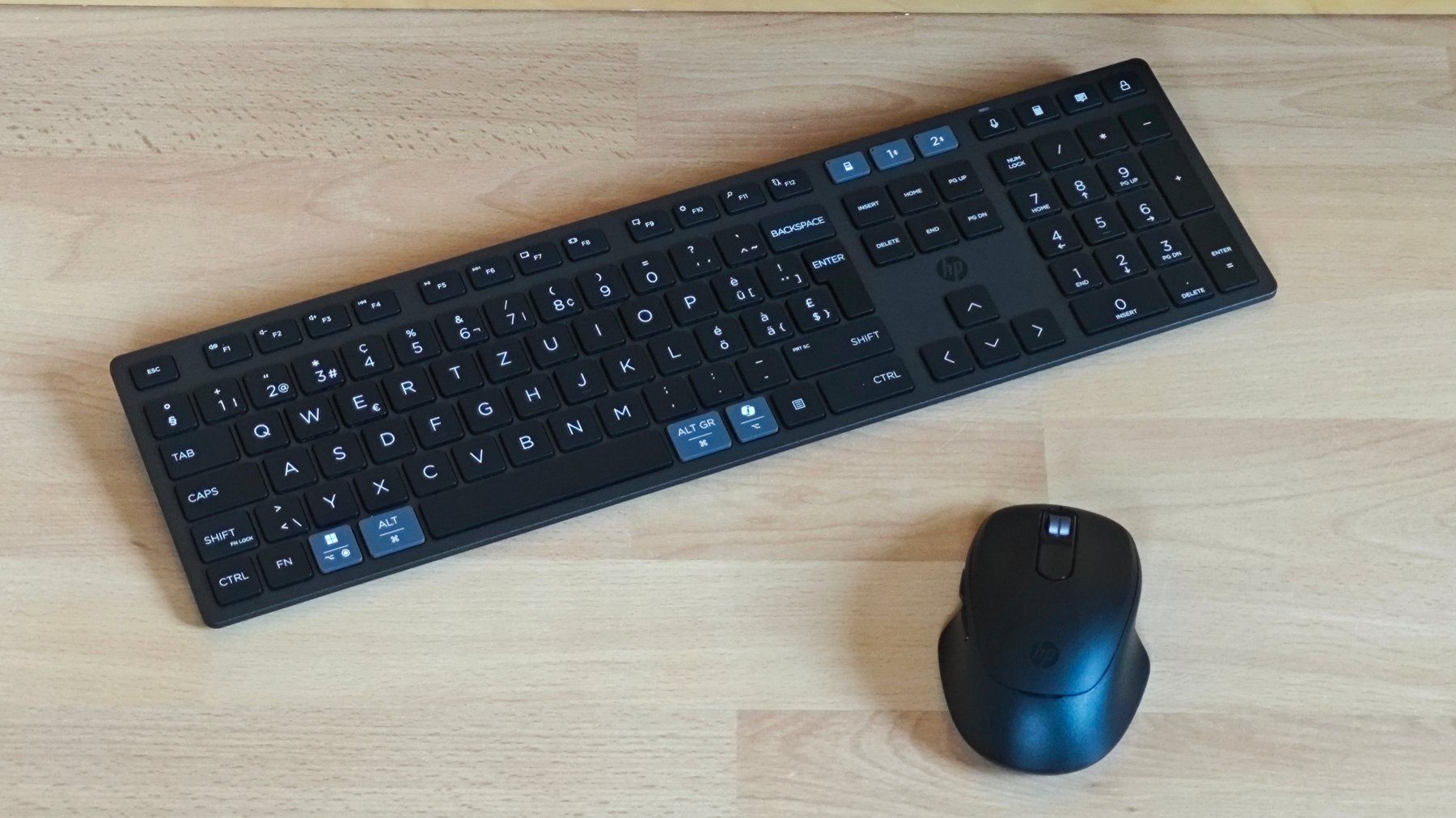 Hewlett Packard Tastiere: HP 725 Tastatur- und Maus-Set Wireless – Nuovo (secondo la descrizione) da St.Gallen venduto da Pheban