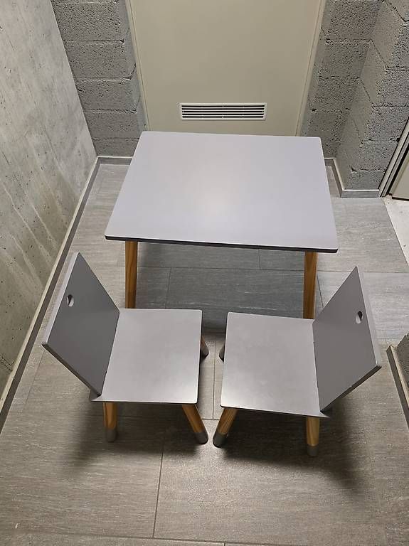 Set de table et chaises: Kindertische + Stühle Set – D'occasion à Landquart par shimmy92 1