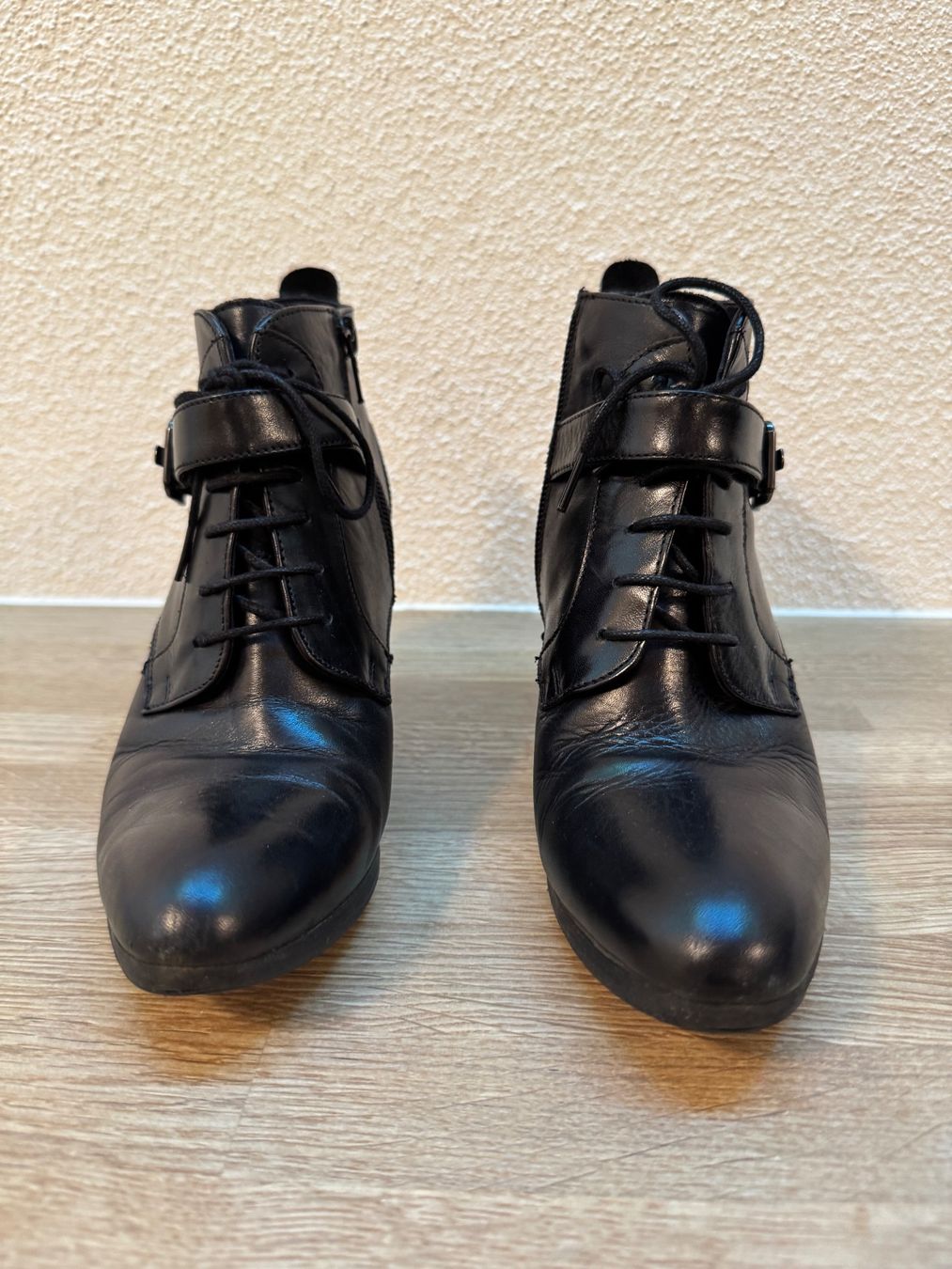 Scarpe da donna: Bottines en cuir noir – Usato da Zürich venduto da odi_ldv8