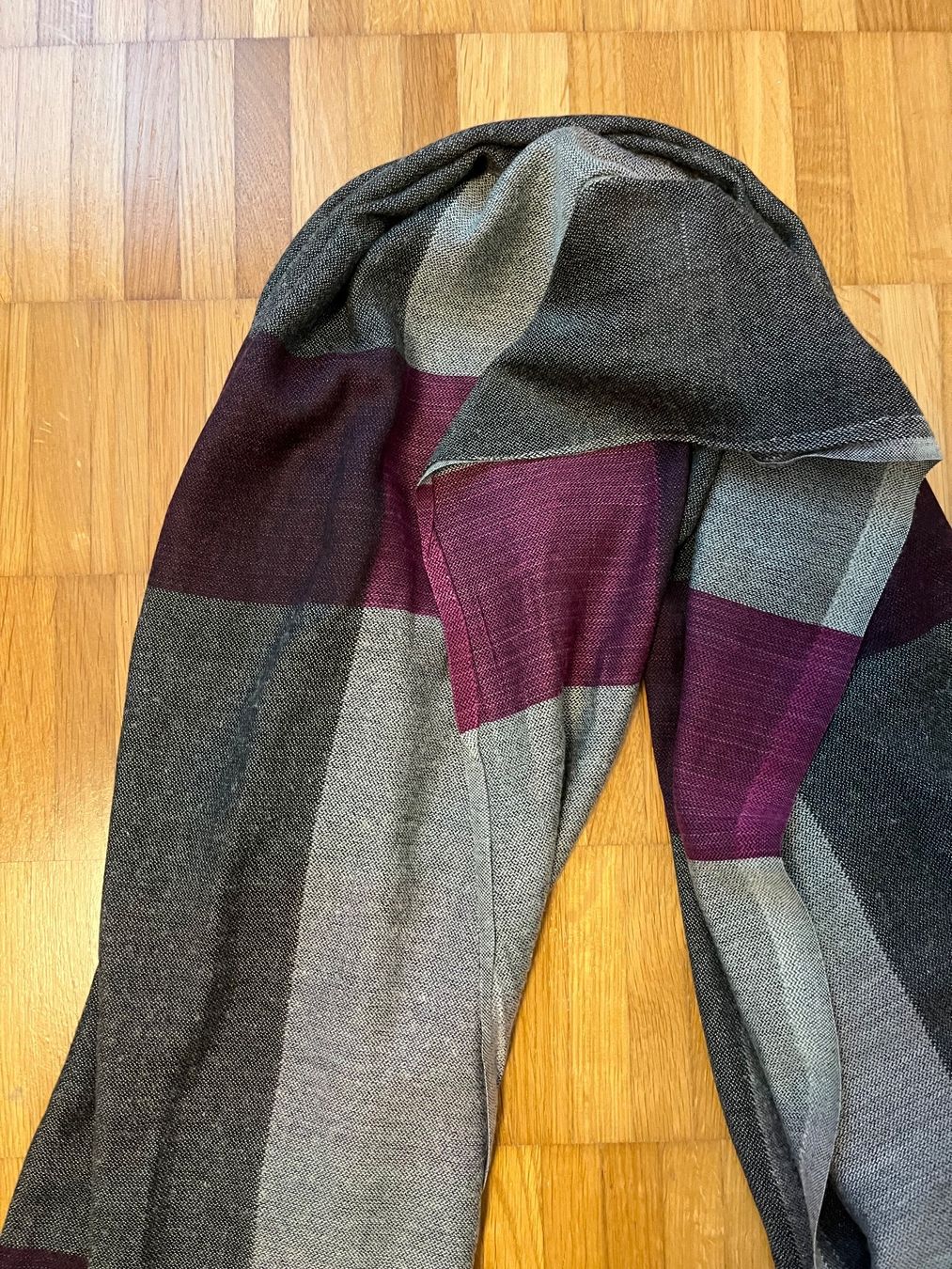 Foulard & Sciarpe: Schicker Schal, grau-lila kariert, mit Fransen – Usato da Jona venduto da Good_luck1_ 7