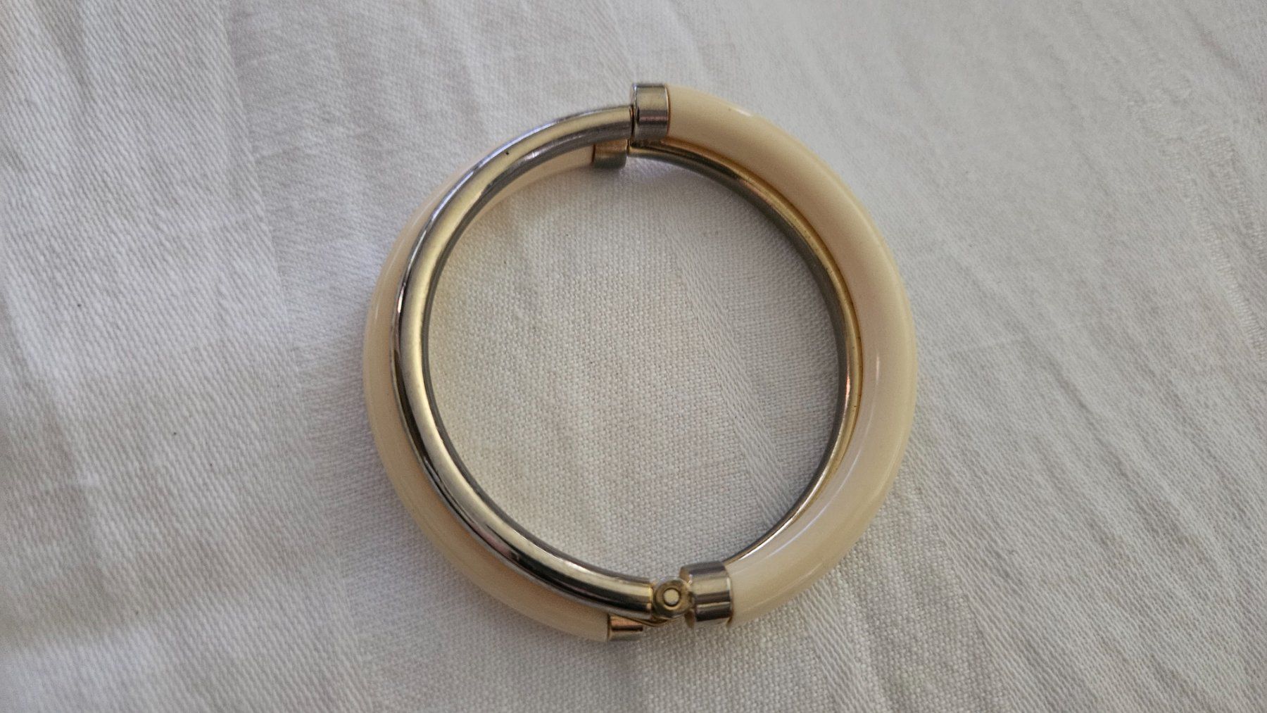 Bracciali & Braccialetti: Bracciale rigido calamitato plastica e metallo – Usato da Melano venduto da H-Sara
