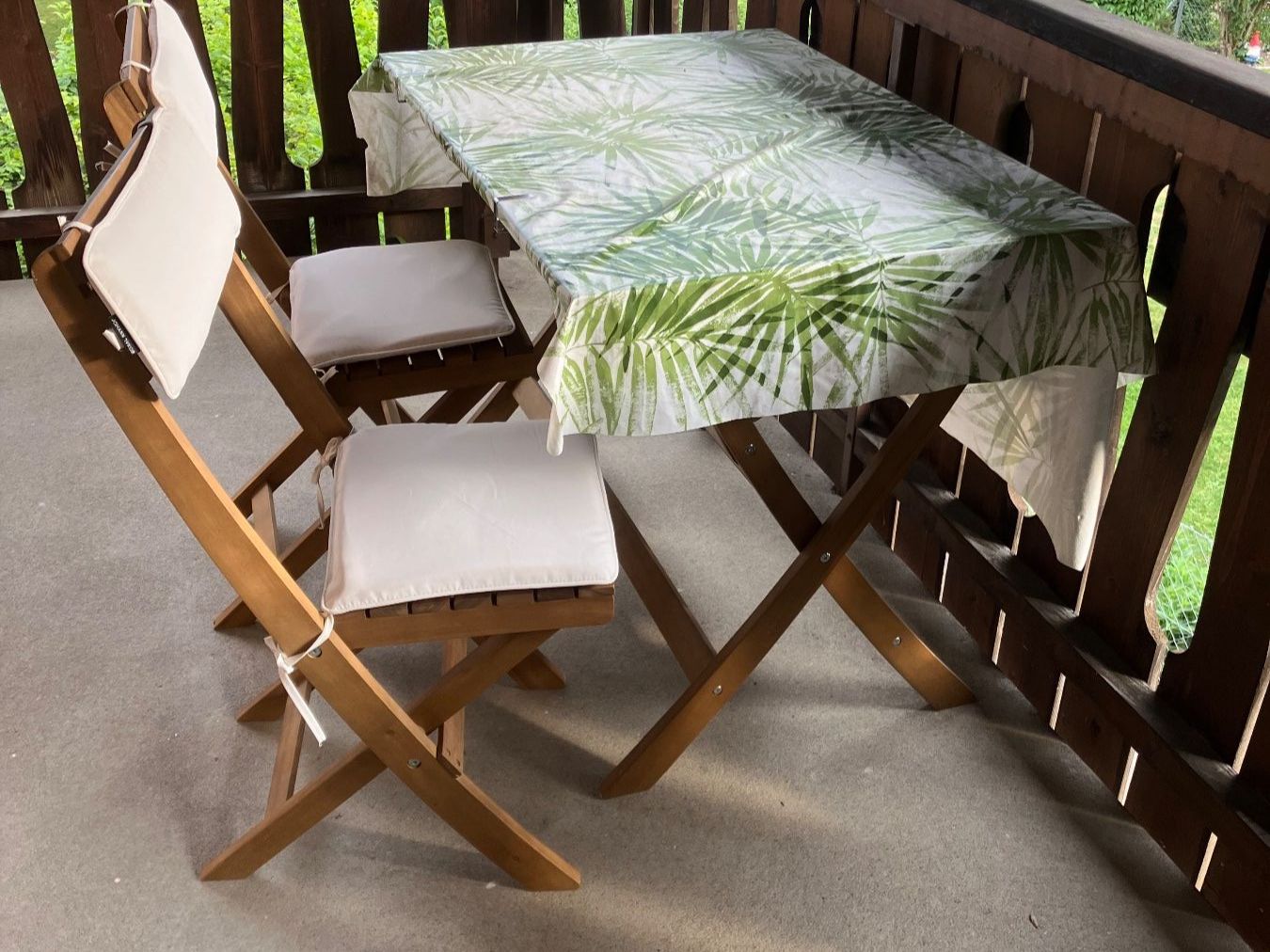 Johann Jakob Tischset: kleiner Balkon- oder Gartentisch aus Holz mit zwei Stühlen – Gebraucht aus Seewis-Schmitten von jon_qx57