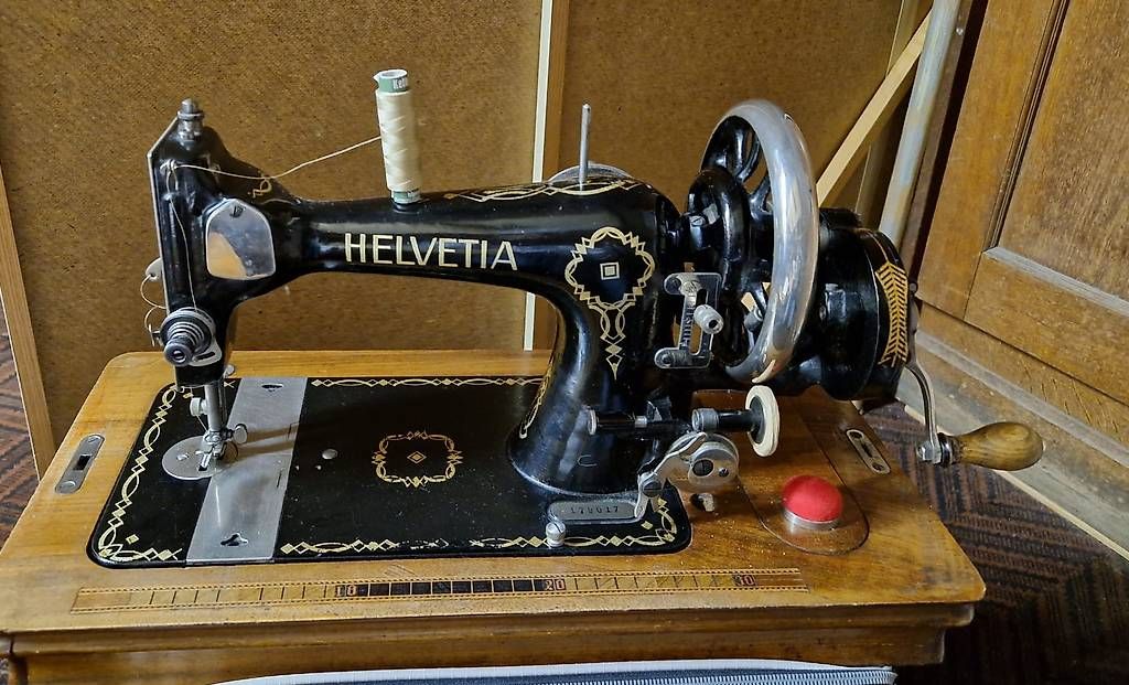 Macchine da cucire: Nähmaschine Helvetia – Usato da Zignau venduto da Murli_24