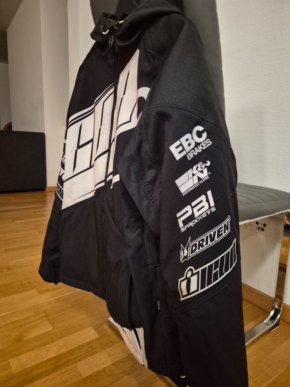 Icon Giacche: Icon Team Merc Jacket – Nuovo (secondo la descrizione) da Brunnen venduto da skiingislife 4