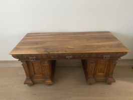 Schreibtisch Holz mit Schubladen Türen und Schnitzerei
