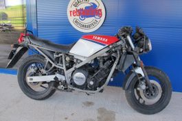 Yamaha FZ750 dreht mit CH-Ausweis zum aufbereiten/E-Teileträ