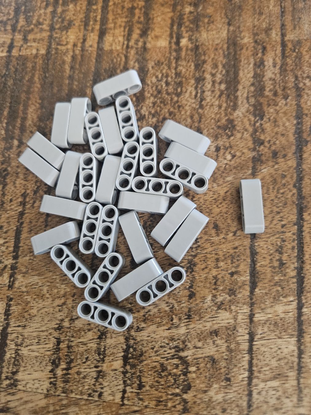 Lego Kit di costruzioni: lego 32523 lot de 30 pièces Light Bluish Gray Technic, – Usato da Confignon venduto da Ecrofigs 1