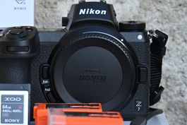 Nikon Z7 plein format FX 45,7 MP (858 shutter) + 2 Batteries