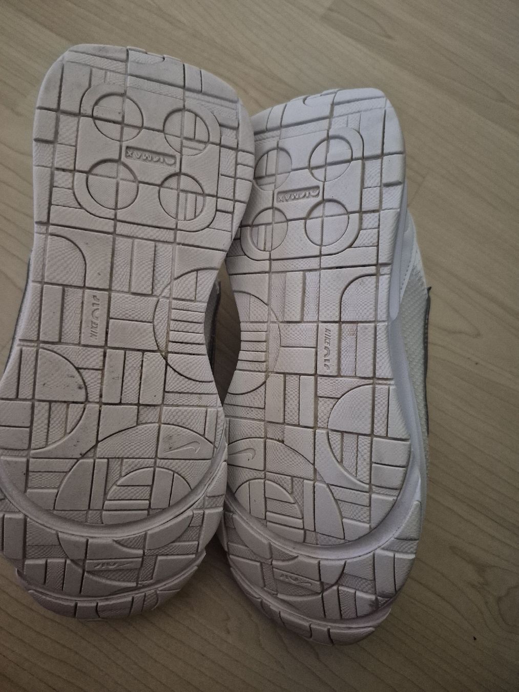 Nike Damenschuhe: Air max  Nike Sneakers  Grösse 38 / Turnschuh – Gebraucht aus Oberweningen von Bumblebee2 2