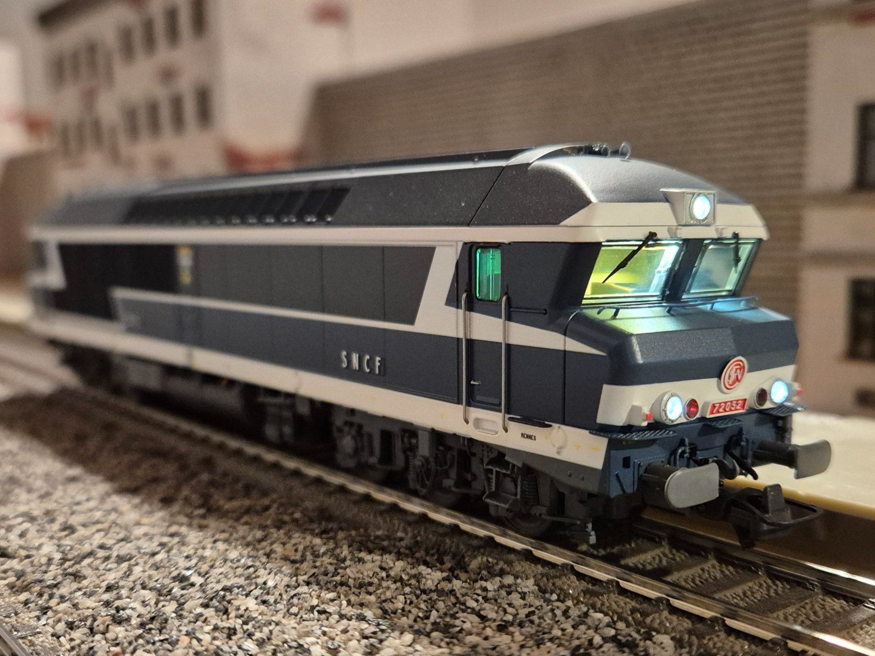 Roco Modelleisenbahnen: Roco SNCF CC72052 DCC Sound – Neu und originalverpackt aus Wittenwil von ced_q8j7 6