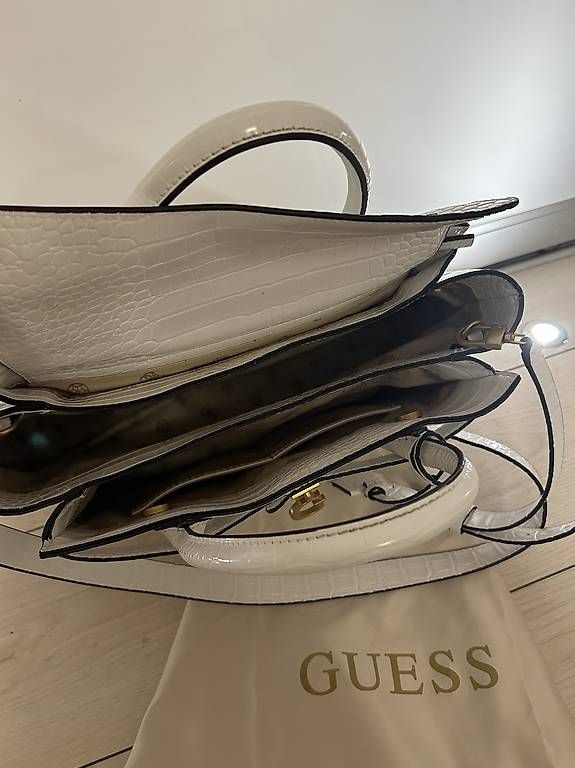 Borse da donna: Guess Est. 1981: Borsa bianca – Usato da Balerna venduto da bfa_x265 1