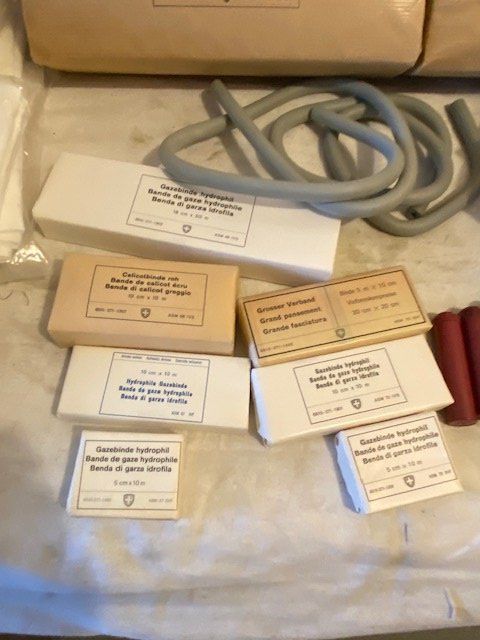 Kit di pronto soccorso: LOT VERBANDSMATERIAL  CH ARMEE – Usato da Chur venduto da silbermon 2