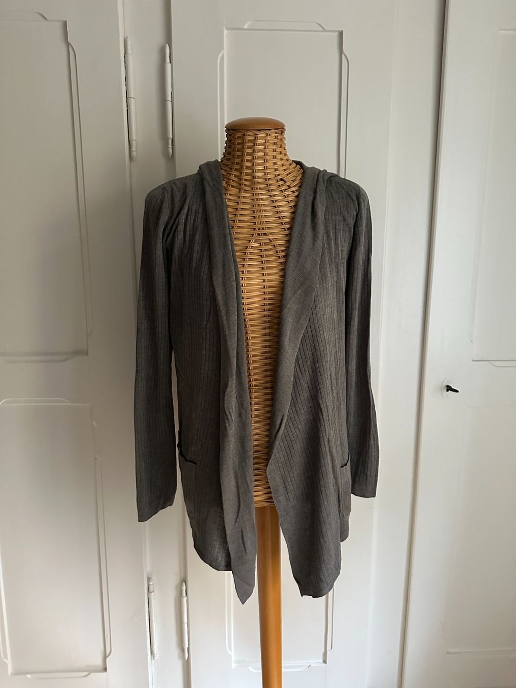 Max Mara Jacken: MAX MARA - Seide Feinstrick Jacke grau M – Gebraucht aus Zürich von Diazaio