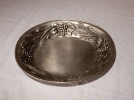 Antike Jugendstil Zinnschale mit Trauben- und Aehrendokor