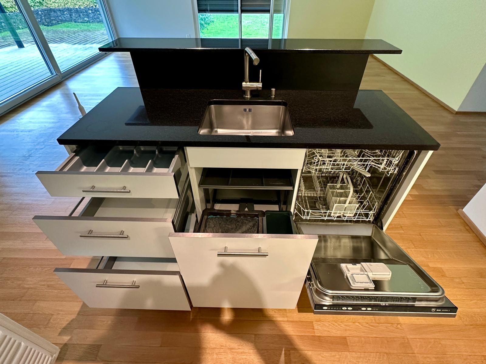 V-Zug Cucine complete: Küche mit Geräten und Granitabdeckung gebraucht – Usato da Pfäffikon SZ venduto da Brocki-21 3