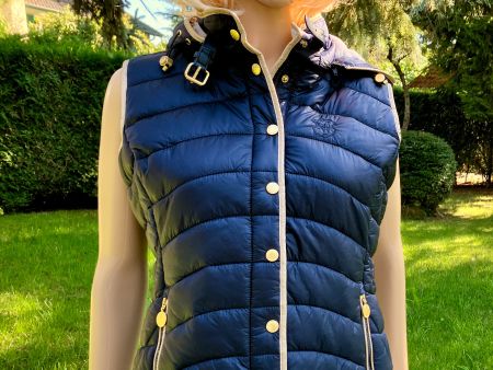 Gilet sport coupe vent sans manches + capuche neuf. T40