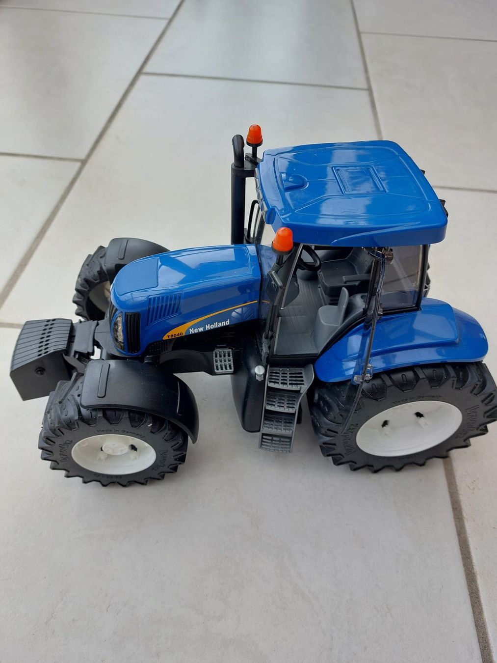 Bruder Giocattoli: Bruder Traktor New Holland Neu – Nuovo (secondo la descrizione) da Lausen venduto da Chaldrian
