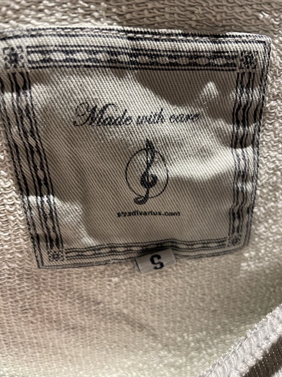 Stradivarius Pullover & Sweatshirts: Grauer Pullover mit Print von Stradivarius, Gr. S – Gebraucht aus Arbon von llaauraa 1