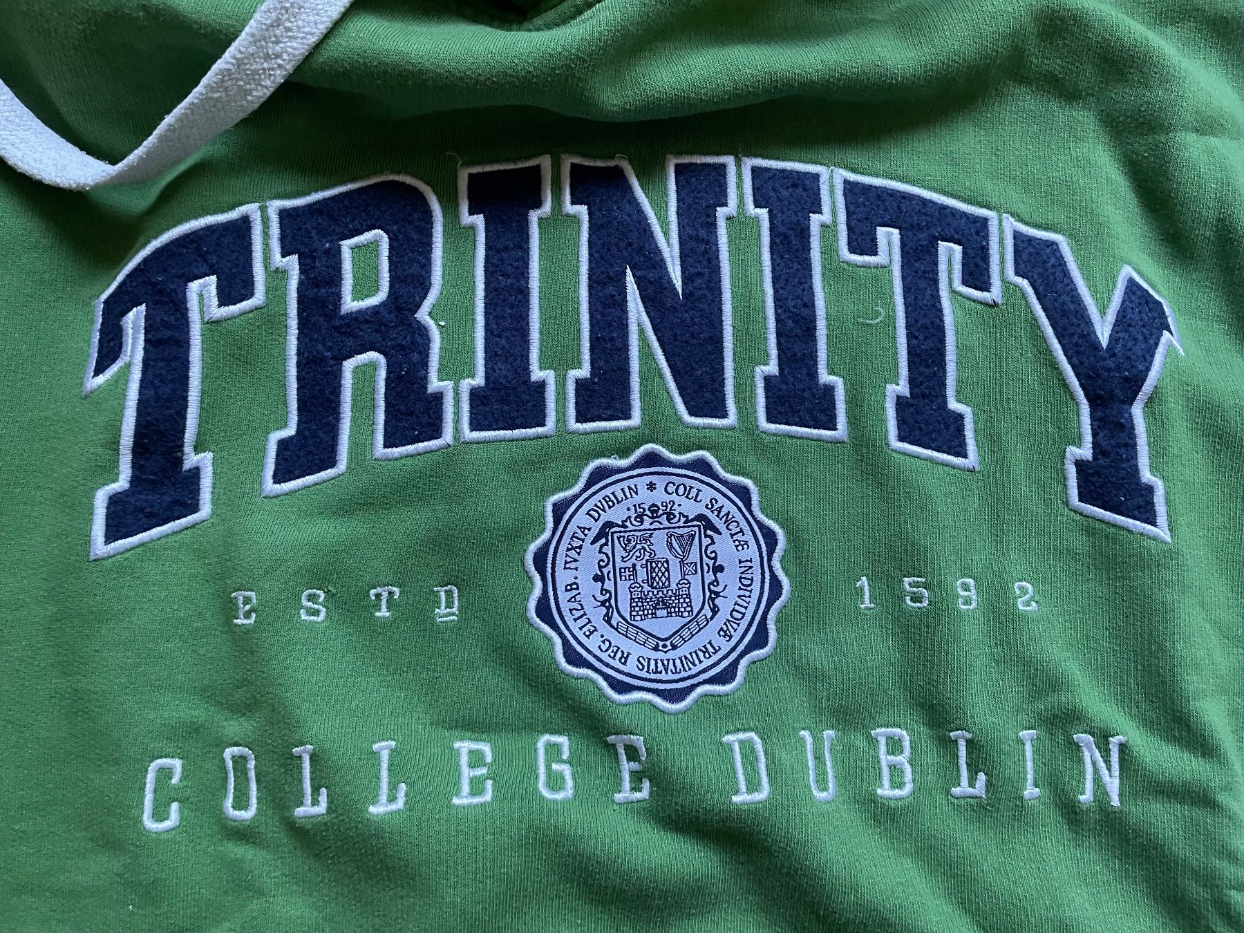 Pullover & Sweatshirts: Dublin Trinity Collège Hoodie grün M – Gebraucht aus Bern von  2