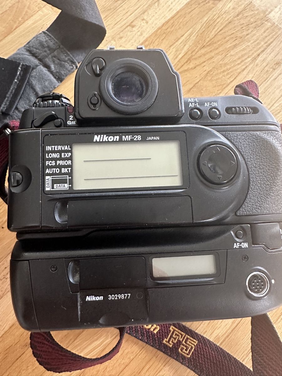 Nikon Fotocamera: NIKON F5 (flash + 50mm + accessoires) – Usato da Onex venduto da whoiselijah 6