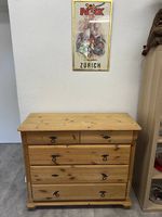 Schlichte Kommode aus hellem Nadelholz